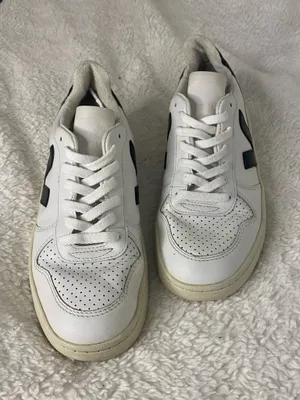 VEJA Leather Womens Sneakers Shoes Size 7 thumbnail 2