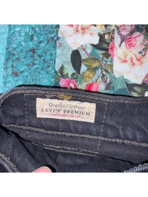 Levi's Wedgie Fit Black Denim Shorts Woman’s Size 28 Summer Denim thumbnail 7