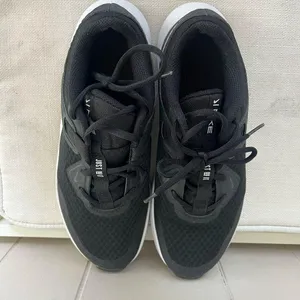 Nike MC Trainer Sneakers (Women’s 9) thumbnail 5