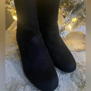 NINE WEST Qualner Black Faux Suede Ankle Boots Block Heel Side Zip Size 9.5 M thumbnail 4