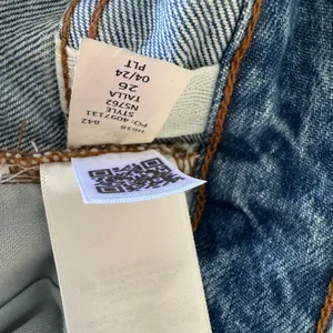 NWT Madewell Long Denim Shorts in Pedersen Wash 26 missing interior button thumbnail 13