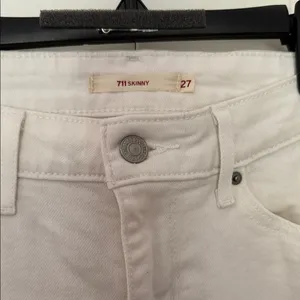 NWOT Levi’s 711 Skinny White Jeans thumbnail 3
