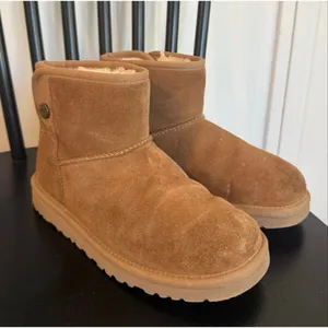 Ugg Jona Women’s snap closure short ankle boot size 6 thumbnail 3