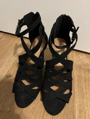 Heels Size 6 thumbnail 1