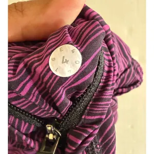 Fantastic Lululemon Hotty Hot Reversible Shorts Size 4 thumbnail 2