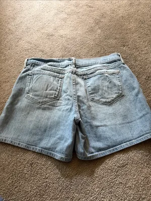 Old Navy Boyfriend Light Wash Denim Shorts thumbnail 4