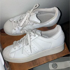 Women’s White Adidas Size 6 thumbnail 1
