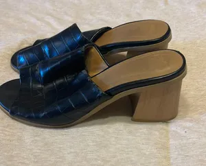 Boutique size 6 heels thumbnail 1