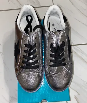 NIB Anna Gray/Black Star Cutout Sneakers 8 thumbnail 1