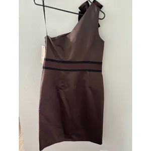 NUE by Shani‎ Brown One Shoulder Bow Cocktail Dress Shapewear Built In Sz 8 S147 thumbnail 2