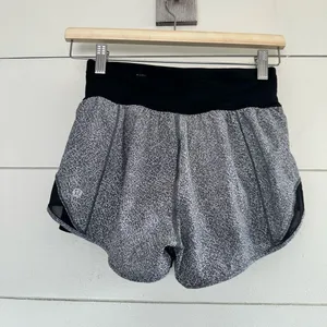 Lululemon Women’s 4 Hotty Hot Short Naked Fractal Alpine Athleisure Athletic thumbnail 2