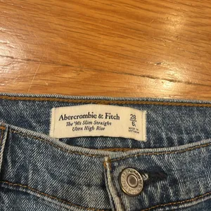 Abercrombie & Fitch the 90s slim straight ultra high rise jeans size 28/6L. thumbnail 2