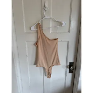 NWT Le Lis‎ Imani one shoulder nude bodysuit size medium thumbnail 2