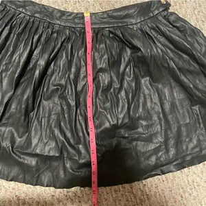 Aritzia Wilfred Le Fou Pleated Vegan Leather Skirt Black- Size 10 thumbnail 11