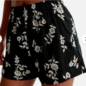 Abercrombie & Fitch Women's Black White linen‎ Embroidered Flower Shorts thumbnail 1