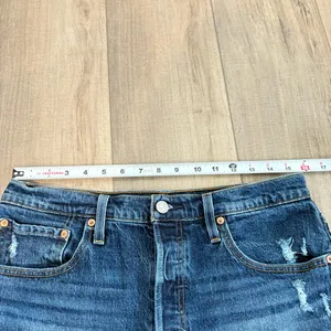 Levi’s 501 Button Fly High Waisted Cutoff Distressed‎ Denim Shorts Dark Size 31 thumbnail 8