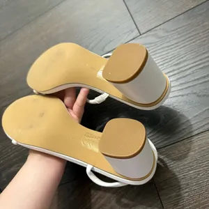 Shoe N Tale Women’s 9 White Heels thumbnail 3