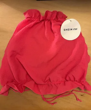 Free with Bundle only!! New Women’s Shein crop Top pink size Medium thumbnail 1
