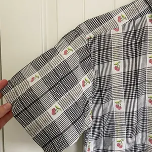 Vintage adult black cream checkered plaid cherry embroidered button‎ down shirt thumbnail 2