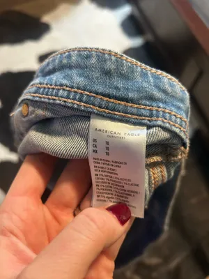 American Eagle Denim Shorts – Size 10 Cute American Eagle denim shorts in great condition! Light wash with rolled cuffs and a comfy stretch fit. Perfect everyday shorts for summer, vacations, or casual outfits. ✨ Size 10 ✨ Light wash denim ✨ Rolled cuff hem ✨ Stretch material for comfort ✨ Great pre-owned condition Smoke-free home. ! thumbnail 4