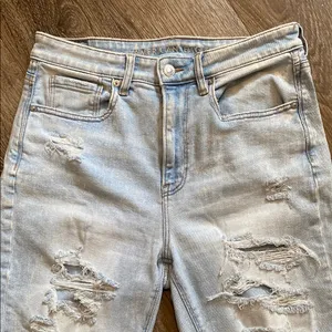 American Eagle Super Light Wash Distressed Mom Jeans Size 8 thumbnail 2