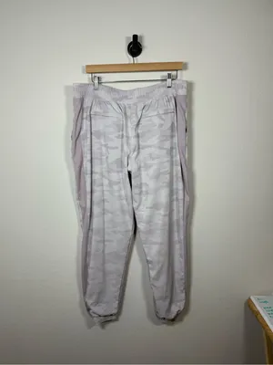 Athleta Brooklyn Lined Camo Jogger Lavender Size 16 Lightweight Travel Pant thumbnail 5
