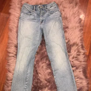 Good American curvy high waisted jeans thumbnail 2