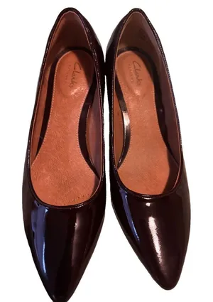 Clarks Artisan Sz 7.5 Burgundy Patent Leather Kitten Heel Pumps Pointed Toe thumbnail 1
