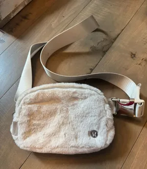 Lululemon Everywhere Belt Bag 1L Fleece Light Ivory Cream NWOT thumbnail 1