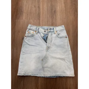 Levis Premium Womens Light Wash Denim Mini Skirt High Rise Raw Hem‎ Size 24 thumbnail 2