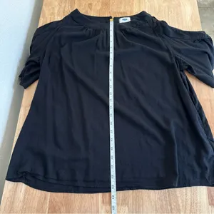 Old Navy Women’s Black Cold Shoulder Short Sleeve Top Size M thumbnail 7