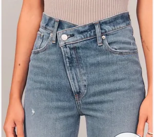 Abercrombie High-Rise Jeans 90s Straight thumbnail 2