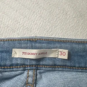 Women’s Levi’s 711 Skinny Ankle Jeans Distressed Light Wash Raw Hem Size 30x27 thumbnail 11
