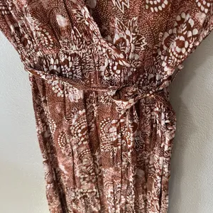 Rip Curl Dress Size Small Brown Ivory Floral Short Sleeve Wrap V-Neck Maxi‎ Boho thumbnail 4