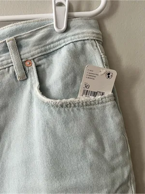 We The Free Women’s Light Wash Distressed Relaxed Jeans Size 30 thumbnail 5
