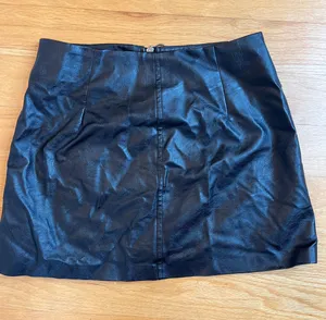 Jealous Tomato PLEATHER MINI SKIRT W FLORAL thumbnail 3