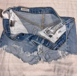 Levi’s 501 Denim Shorts Distressed Women’s 25 thumbnail 2