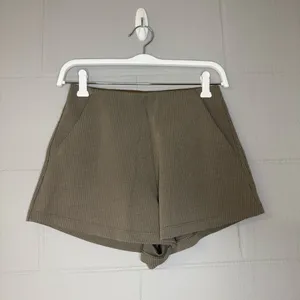 Lululemon Ribbed Softstreme High-Rise Short 2" in Nomad Women’s Size 4 Shorts thumbnail 4