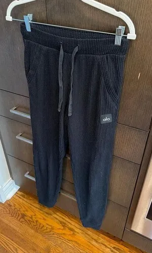 Alo Yoga Muse jogger sweatpants black woman's xxs thumbnail 1