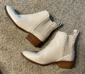 American Eagle Outfitters Off White Pleather Booties thumbnail 4