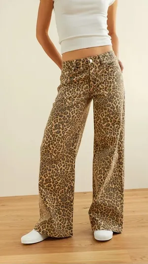 AE Animal Print Low-Rise Ultra Wide-Leg Pant Size 8R thumbnail 1