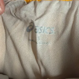 Asics Medley Running Shorts Womens Small Yellow Drawstring Liner NWT TF754-0401 thumbnail 4