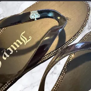 Juicy Couture JC Sparks Flip Flops Black Iridescent Rhinestone Size 7 New w/ Box thumbnail 4