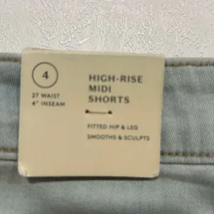 Universal Threads High Rise Button Fly Denim Shorts Size 4 Light Wash thumbnail 5