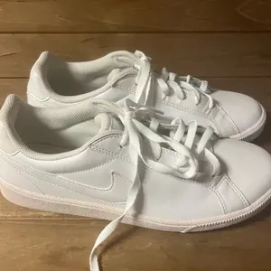 Nike Women’s court Royale triple white size 10 thumbnail 1