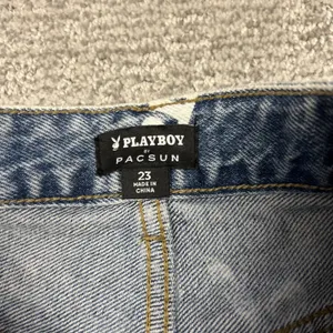 Playboy By PacSun Boyfriend Jeans Womens 23 X 32 Light Wash Bunny Denim thumbnail 3