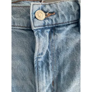 American Eagle Split Hem‎ Straight Leg Jeans Light Wash Distressed Denim 28 thumbnail 5