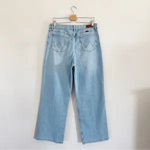 Wrangler High Rise Loose Straight Distressed Light Wash Jeans Size 12 thumbnail 4