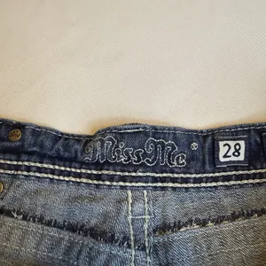Miss Me Modelo Boyfriend Distress Mid Rise Dark Wash 6 Cropped Denim Jean Capri thumbnail 11