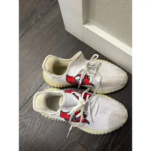 Tampa Bay Buccaneers Women’s 6 White Logo Sneakers Shoes thumbnail 2